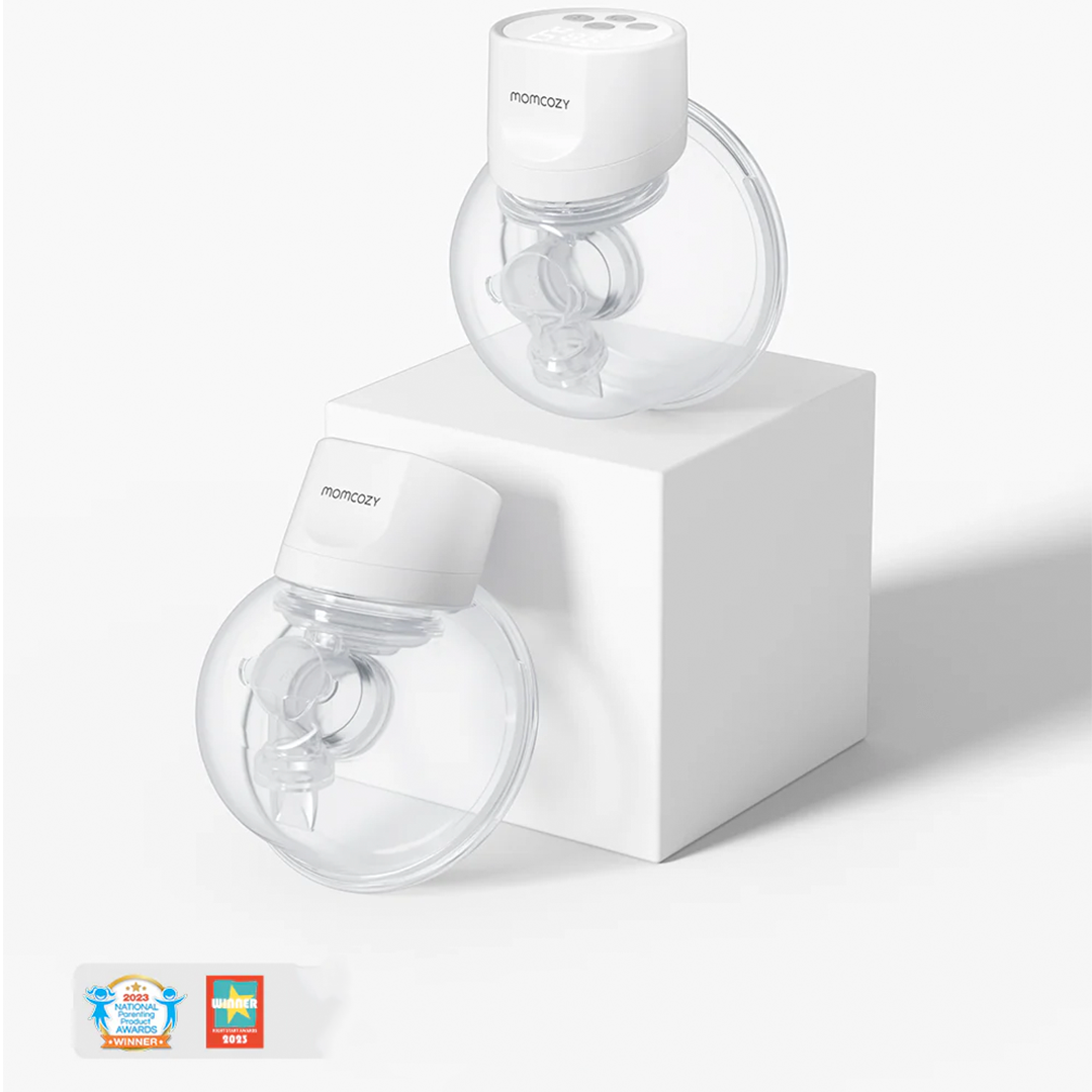Vista lateral del extractor de leche Momcozy S12 Pro mostrando el diseño compacto y discreto que cabe en el sostén