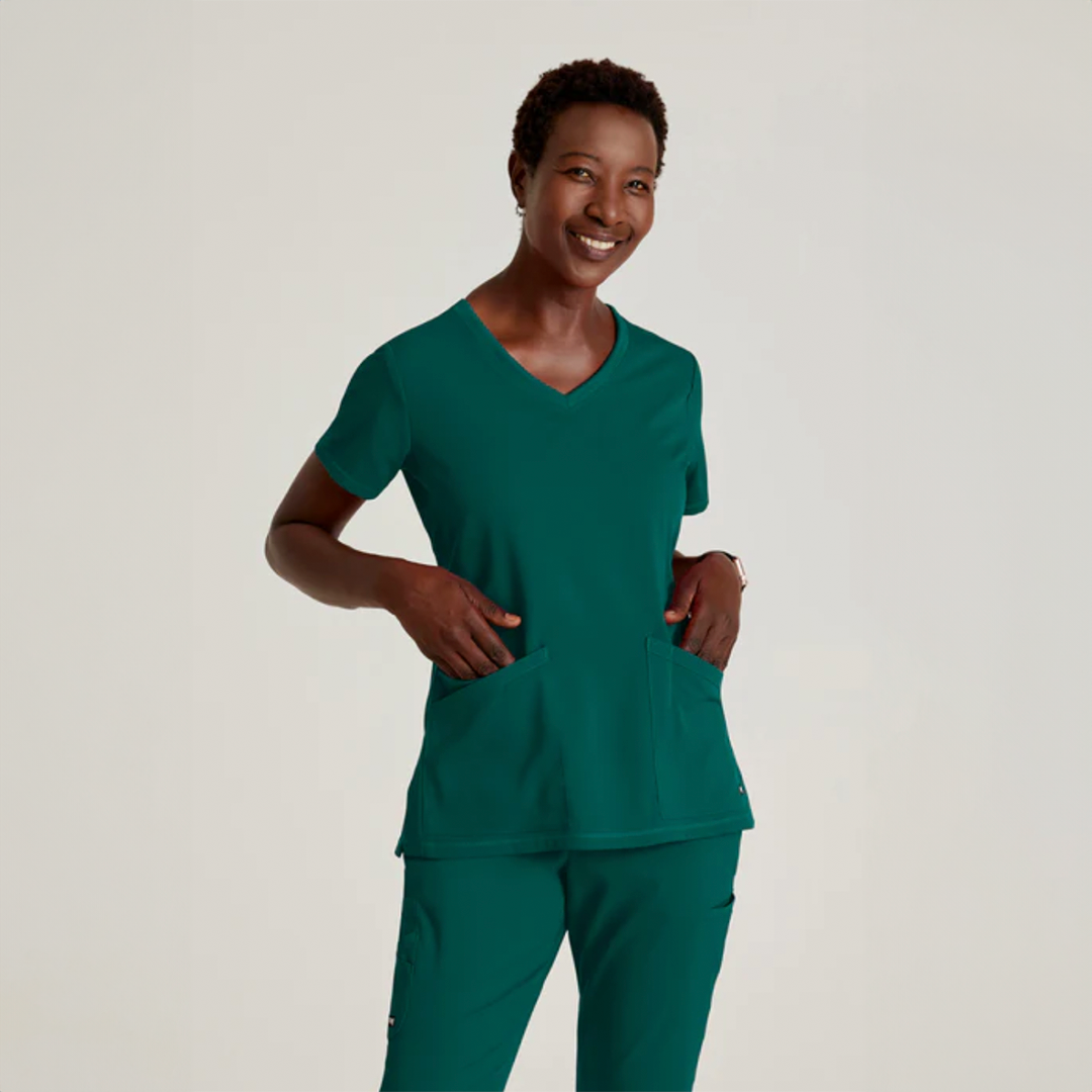 
                  
                    CAMISA DE MUJER ESTILO SERENA CUELLO V CURVO GREYS ANATOMY
                  
                
