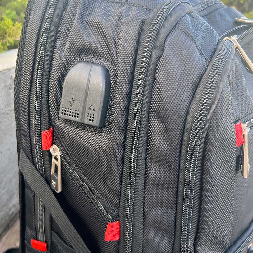 Bolsa Mochila Extra Grande para Laptop de Viaje de 52 L con Puerto de Carga USB para Portátiles de 17 Pulgadas, ideal para hombres y mujeres que necesitan llevar consigo una laptop y otros artículos de viaje. ¡Obtén una mochila espaciosa y funcional con capacidad para laptops de gran tamaño y puerto de carga USB integrado!