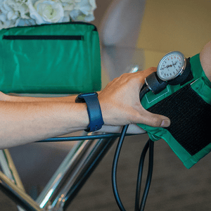 Esfigmomanómetro Androide de Alta Calidad SURE con Brazalete para Adulto, un dispositivo esencial para el control de la presión arterial. ¡Obtén un esfigmomanómetro de calidad, diseñado para proporcionar mediciones precisas y confiables en la comodidad de tu hogar o consultorio médico! Equipado con un brazalete adecuado para adultos y características avanzadas, este esfigmomanómetro garantiza una monitorización precisa y efectiva de la presión arterial.