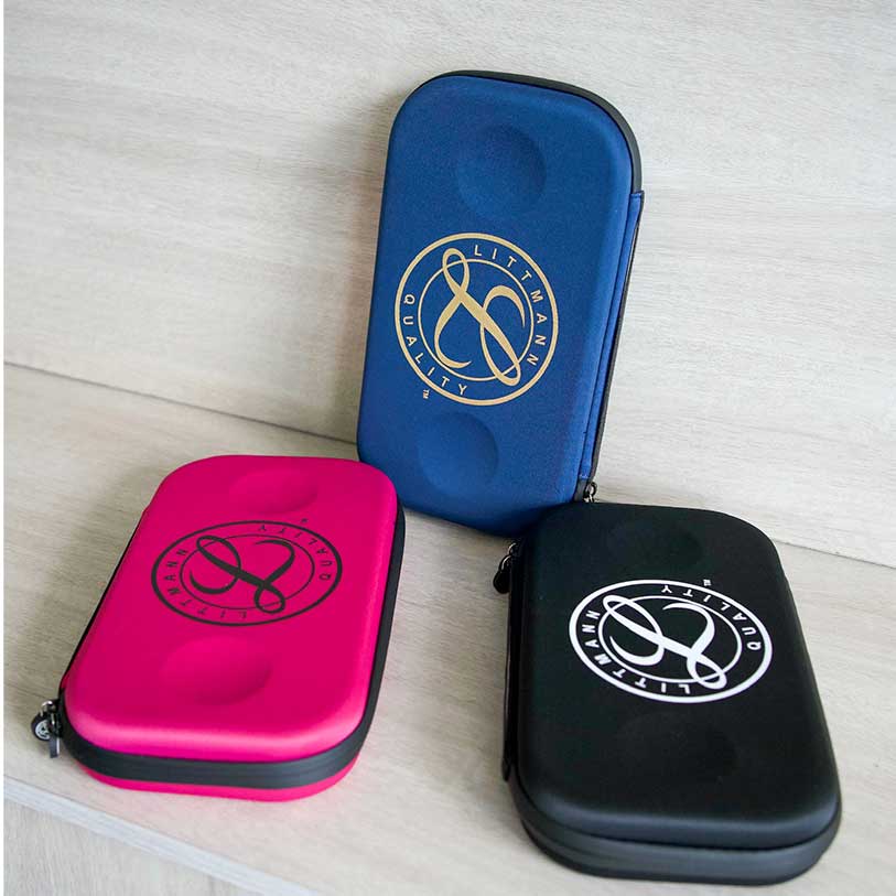 Estuche de Almacenamiento para Estetoscopio Littmann, protección y organización para tu instrumento médico. ¡Obtén un estuche diseñado específicamente para el estetoscopio Littmann, garantizando su seguridad y conservación! Ideal para profesionales de la salud que desean mantener su estetoscopio en óptimas condiciones y listo para su uso en todo momento. Con su diseño resistente y acolchado, este estuche ofrece una protección confiable durante el transporte y almacenamiento.