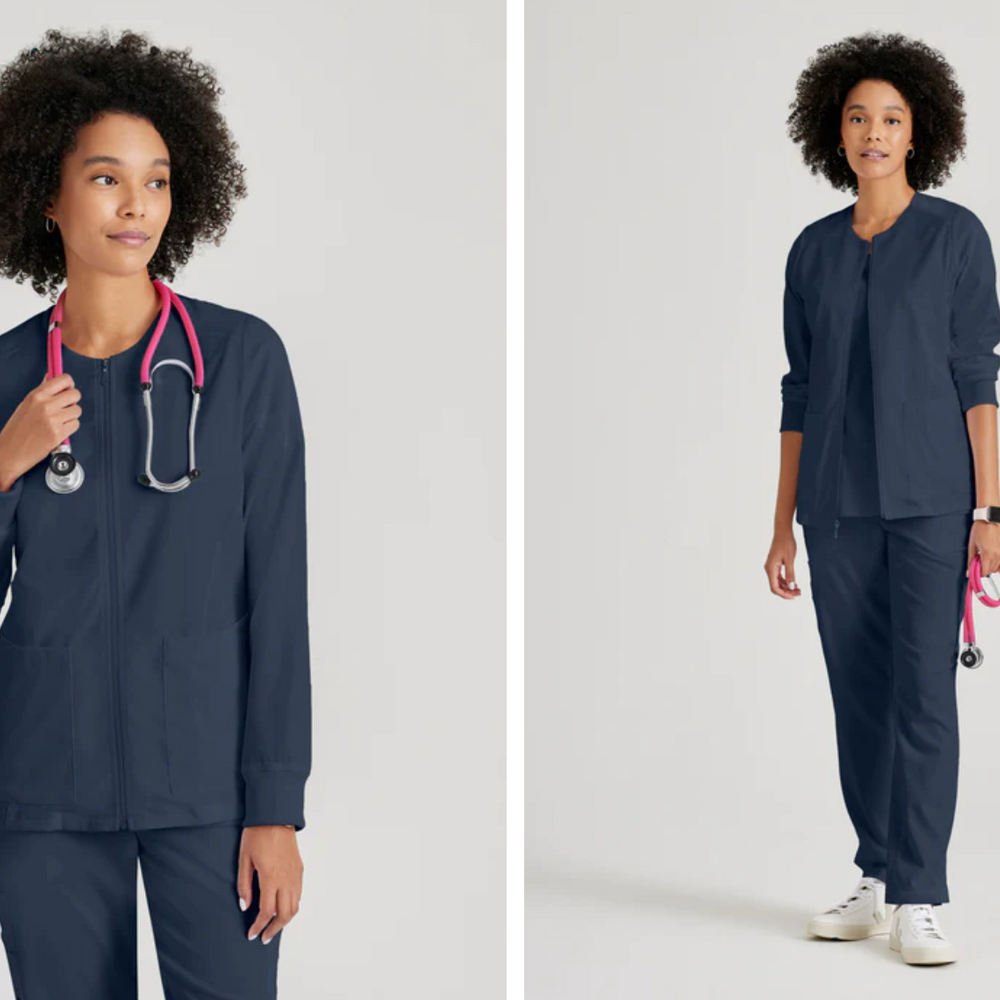 
                  
                    Chaqueta Gianna de Grey's Anatomy, modelo GRSW873, con 5 bolsillos, diseñada para combinar funcionalidad y estilo para los profesionales de la salud.
                  
                