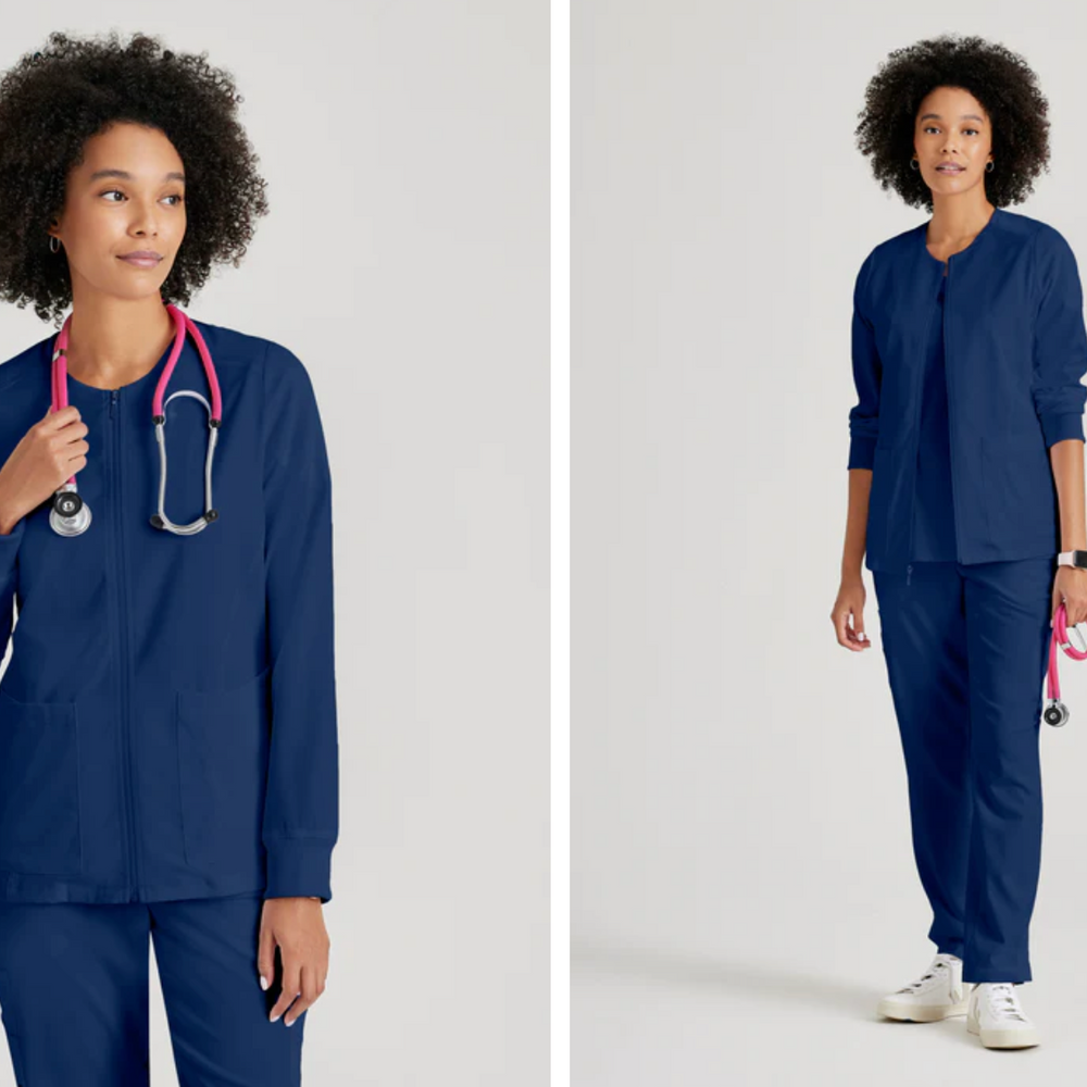 
                  
                    Chaqueta Gianna de Grey's Anatomy, modelo GRSW873, con 5 bolsillos, diseñada para combinar funcionalidad y estilo para los profesionales de la salud."
                  
                