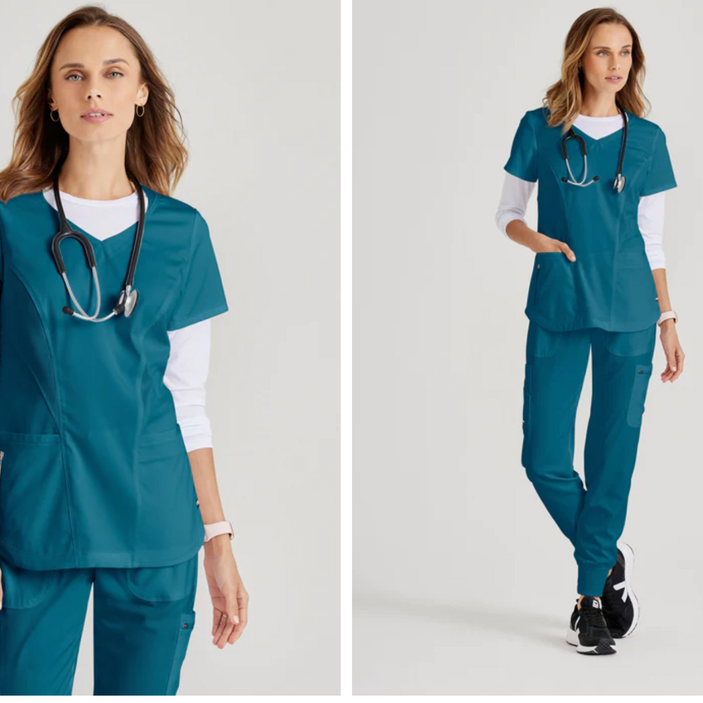 
                  
                    Top de Grey's Anatomy, modelo GRST124, con cuello en V curvo y 3 bolsillos, diseñado para combinar estilo y funcionalidad para profesionales de la salud.
                  
                