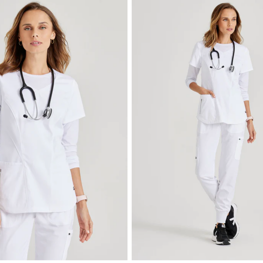 
                  
                    Top de Grey's Anatomy, modelo GRST124, con cuello en V curvo y 3 bolsillos, diseñado para combinar estilo y funcionalidad para profesionales de la salud.
                  
                