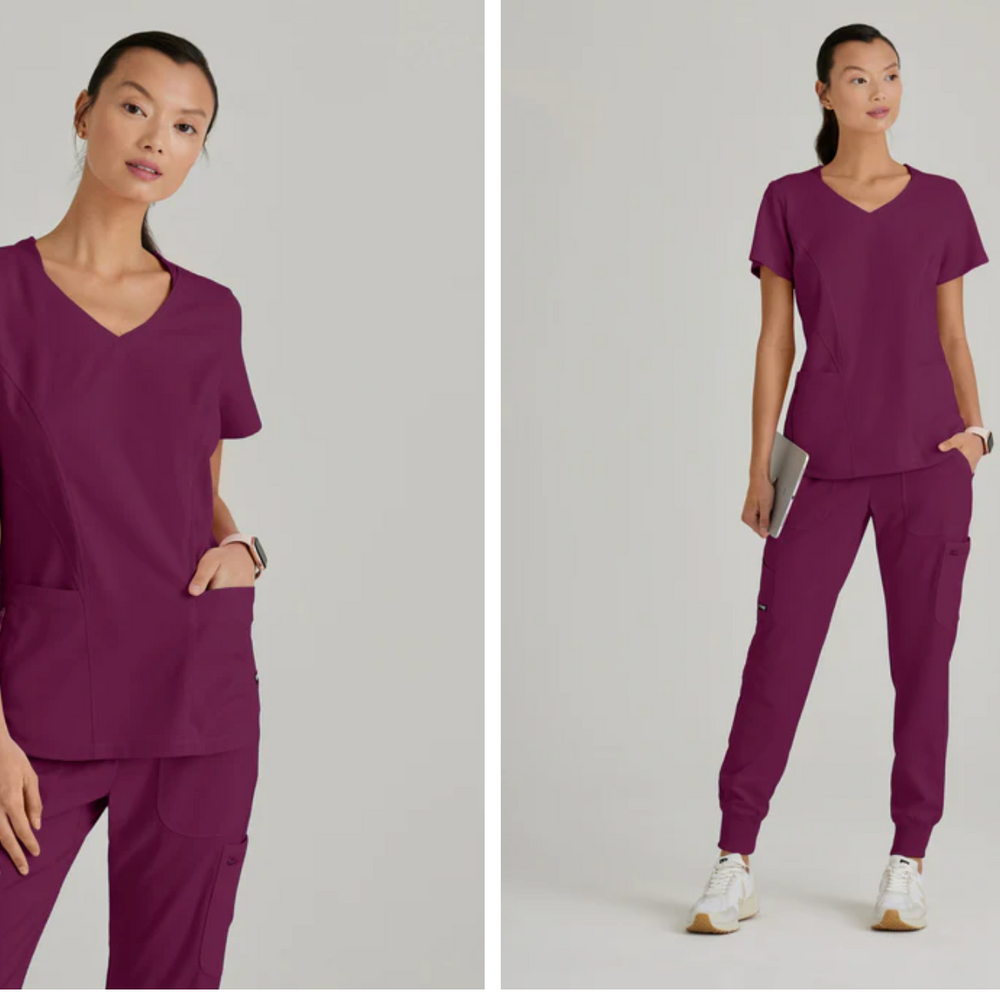 
                  
                    Top de Grey's Anatomy, modelo GRST124, con cuello en V curvo y 3 bolsillos, diseñado para combinar estilo y funcionalidad para profesionales de la salud.
                  
                