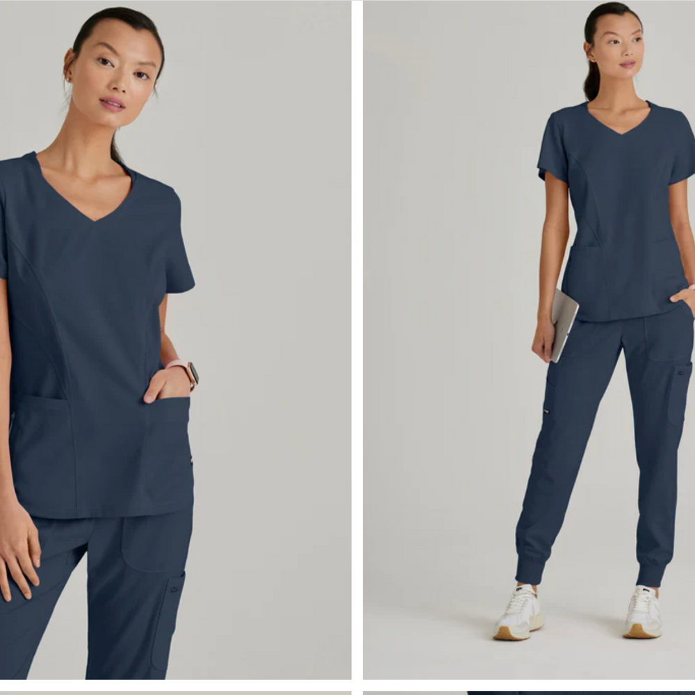 
                  
                    Top con cuello en V y diseño curvo de Grey's Anatomy, modelo GRST124, equipado con 3 bolsillos, perfecto para profesionales de la salud que buscan estilo y funcionalidad.
                  
                