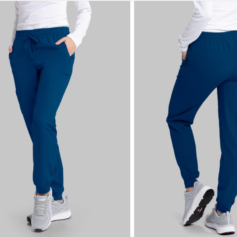 
                  
                    Pantalón de jogger de Skechers by Barco, modelo SKP552, con 4 bolsillos, diseñado para profesionales de la salud que valoran la comodidad y la eficiencia en su indumentaria.
                  
                