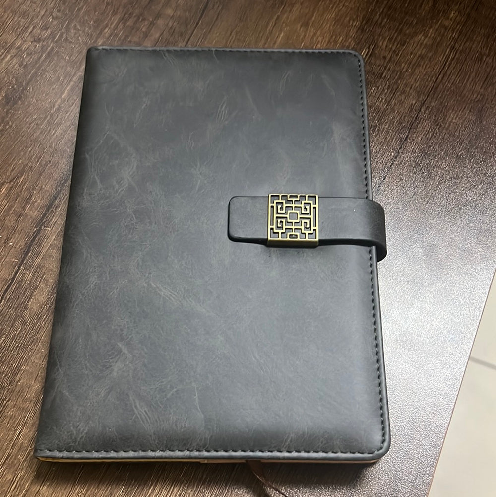 Penspedia Magnetic Golden Clasp Notebook